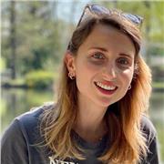 Professoressa di scienze naturali in un liceo, laureata in geologia